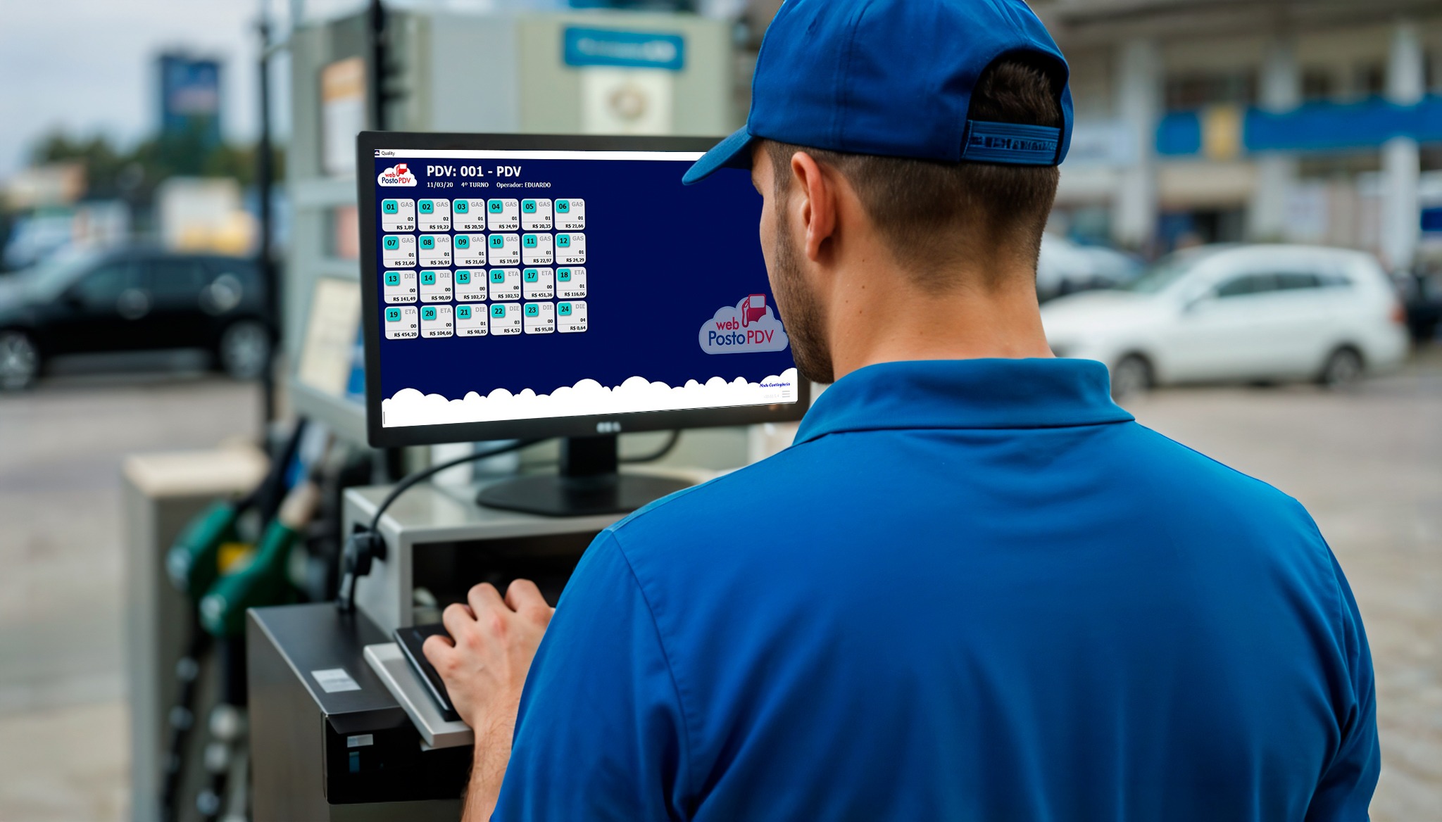 Operador usando sistema de pista em posto